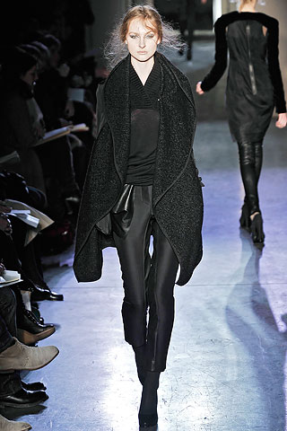 Sweater negro pantalon slim capa negra Reu Du Mail